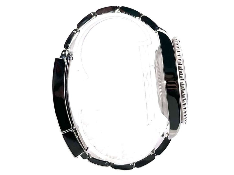 Rolex Submariner Date 116610LN Edelstahl Seitenansicht des Uhrgehäuses und Armbands.