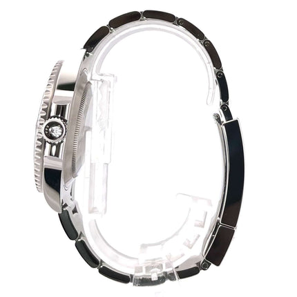 Seitliche Ansicht der Rolex Submariner Date 116610LN Edelstahl mit schwarzer Keramik Lünette und Oyster Edelstahlband.