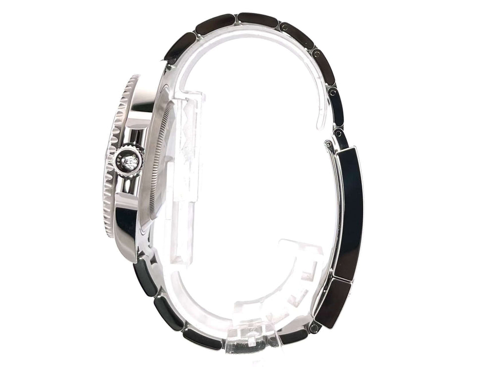 Seitliche Ansicht der Rolex Submariner Date 116610LN Edelstahl mit schwarzer Keramik Lünette und Oyster Edelstahlband.