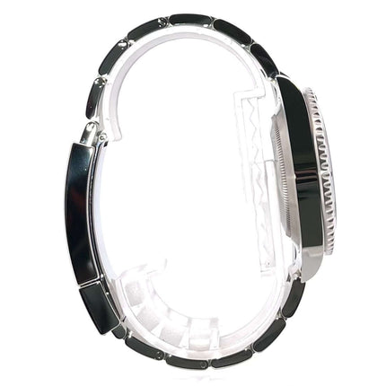 Seitenansicht der Rolex Submariner Date 116610LN mit Edelstahlgehäuse und schwarzer Keramiklünette