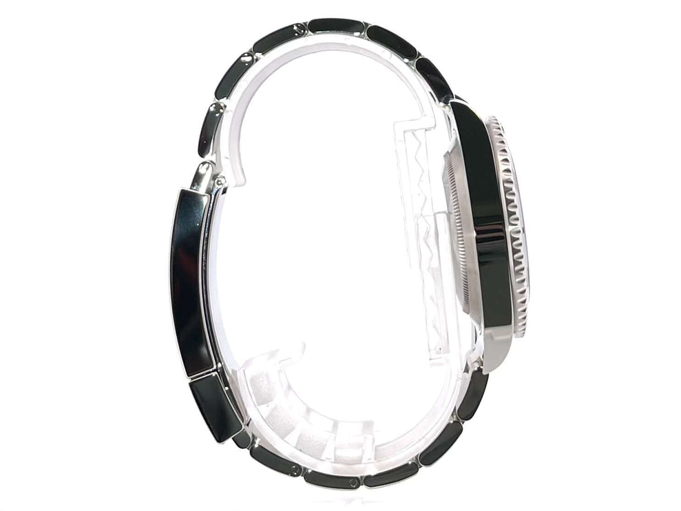 Seitenansicht der Rolex Submariner Date 116610LN mit Edelstahlgehäuse und schwarzer Keramiklünette