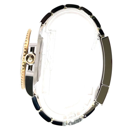 Seitenansicht der Rolex Submariner Date 116613LB mit Edelstahl-Gehäuse und 18 Karat Gelbgold-Lünette, blauem Zifferblatt und Armband.