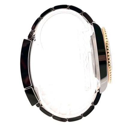 Seitenansicht der Rolex Submariner Date 116613LB Edelstahl/Gelbgold mit drehbarer Lünette und Oyster-Armband