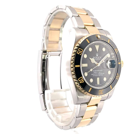 Rolex Submariner Date 116613LN aus Edelstahl und 18 Karat Gelbgold mit schwarzem Zifferblatt und Lünette, Jahrgang 2011, 40 mm Gehäusedurchmesser.