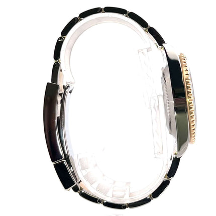 Seitenansicht des Rolex Submariner Date 116613LN Edelstahl/18 kt Gelbgold Armbands aus poliertem und satiniertem Material