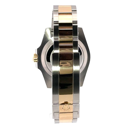 Rückansicht Rolex Submariner Date 116613LN Edelstahl / 18 kt Gelbgold Armband mit polierten und satinierten Details