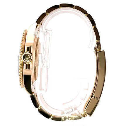 Seitenansicht der Rolex Submariner Date Gelbgold 116618LB mit poliertem und satiniertem 18 kt Gelbgold-Gehäuse und Armband