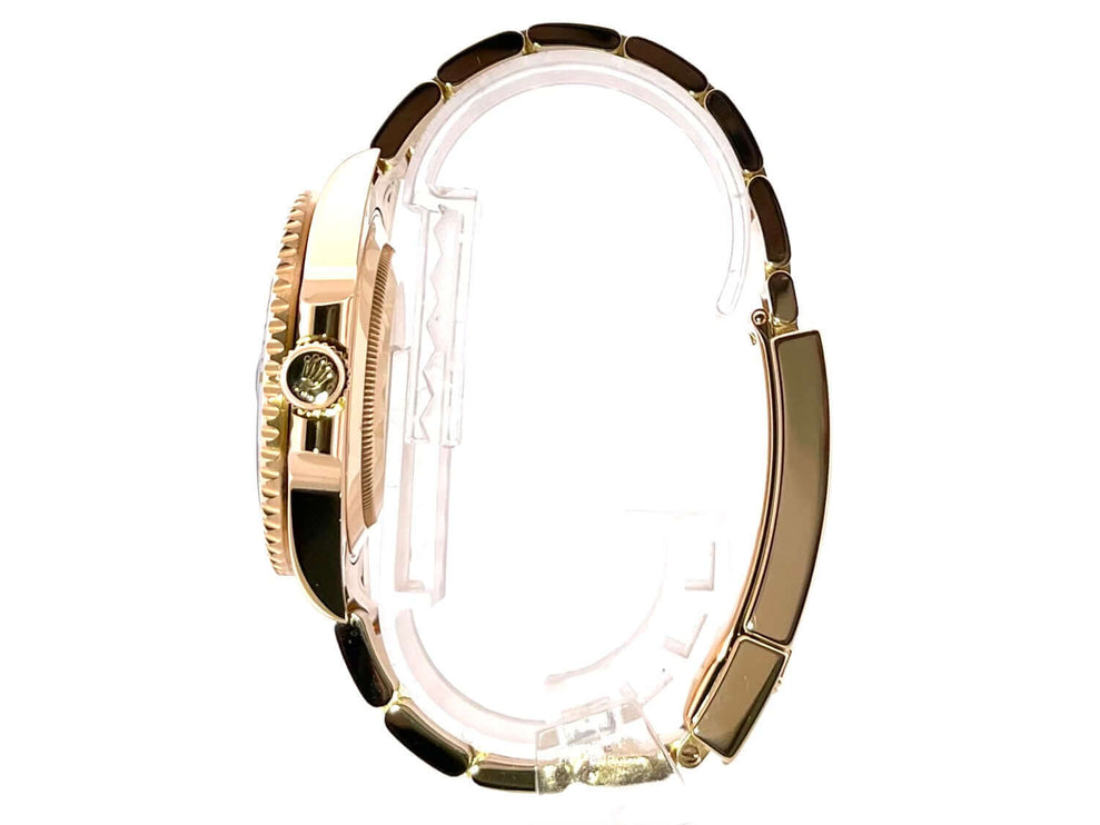 Seitenansicht der Rolex Submariner Date Gelbgold 116618LB mit poliertem und satiniertem 18 kt Gelbgold-Gehäuse und Armband