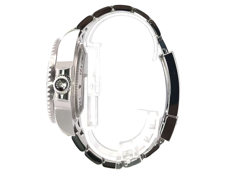 Seitenansicht der Rolex Sea-Dweller Deepsea 116660 aus poliertem und satiniertem Edelstahl mit schwarzer Keramiklünette und Oyster-Armband.