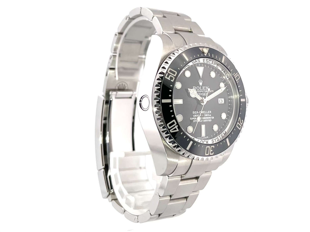 Rolex Sea-Dweller Deepsea 116660 Edelstahl, schwarze Keramik-Lünette, schwarzes Zifferblatt mit Leuchtindizes, Oyster-Armband, seitliche Ansicht.