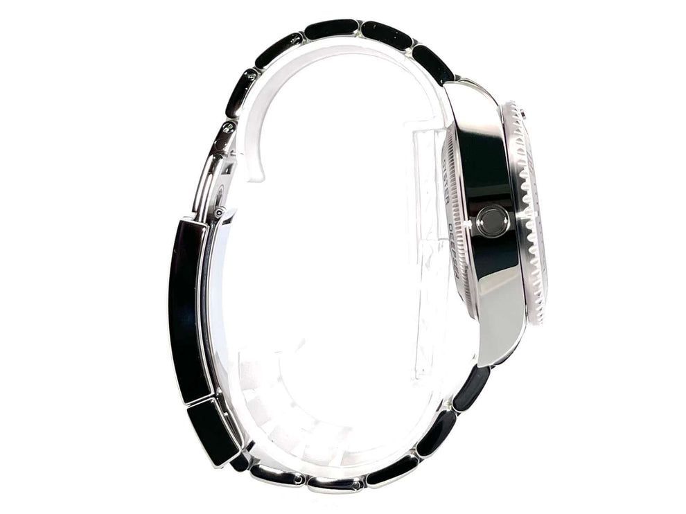 Seitliche Ansicht der Rolex Sea-Dweller Deepsea 116660 mit poliertem Edelstahlgehäuse und satiniertem Oyster Armband.