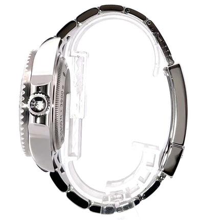 Seitliche Ansicht der Rolex Sea-Dweller Deepsea 116660 mit poliertem Edelstahlgehäuse, satiniertem Armband und schwarzer Keramik-Lünette.