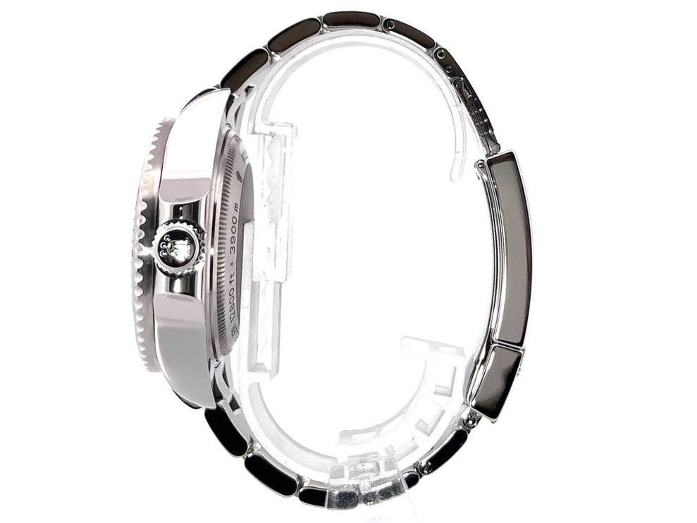 Seitliche Ansicht der Rolex Sea-Dweller Deepsea 116660 mit poliertem Edelstahlgehäuse, satiniertem Armband und schwarzer Keramik-Lünette.