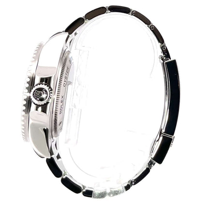 Seitenansicht der Rolex Sea-Dweller Deepsea 116660 mit Edelstahlgehäuse und Oyster Edelstahl Armband, Detail des Kronenschutzes und Gehäuses.