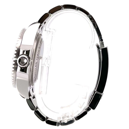 Seitliche Ansicht der Rolex Sea-Dweller Deepsea 116660 aus Edelstahl mit schwarzer Keramiklünette und Oyster-Armband.