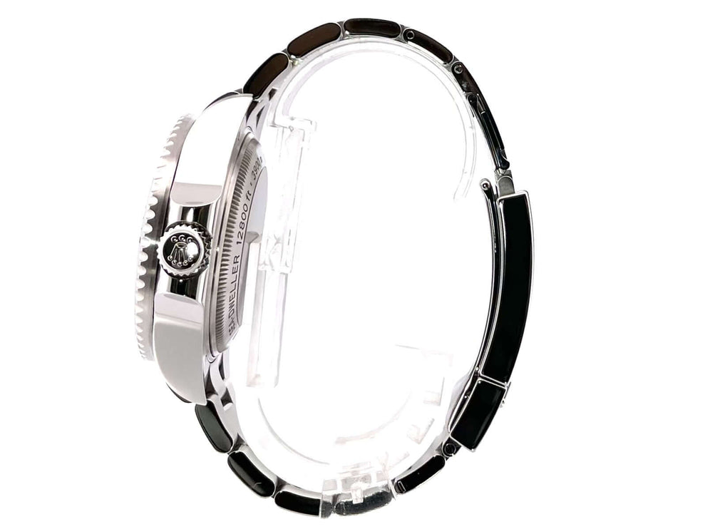 Seitliche Ansicht der Rolex Sea-Dweller Deepsea 116660 aus Edelstahl mit schwarzer Keramiklünette und Oyster-Armband.