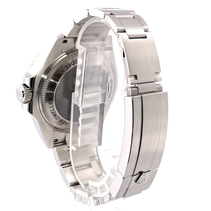 Rückseite der Rolex Sea-Dweller Deepsea 116660 aus Edelstahl mit Sicherheitsfaltschließe und gravierter Rückseite, seitliche Ansicht.