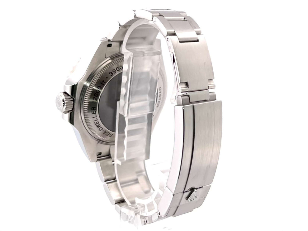 Rückseite der Rolex Sea-Dweller Deepsea 116660 aus Edelstahl mit Sicherheitsfaltschließe und gravierter Rückseite, seitliche Ansicht.