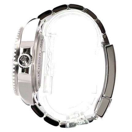 Seitenansicht der Rolex Sea-Dweller Deepsea 116660 D-Blue aus Edelstahl mit Heliumventil und Oyster-Armband