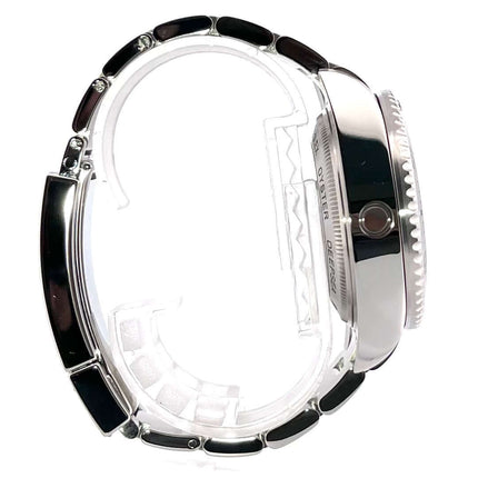 Seitenansicht der Rolex Sea-Dweller Deepsea 116660 D-Blue mit poliertem und satiniertem Edelstahlgehäuse, Heliumventil bei 9 Uhr und Oyster-Armband.