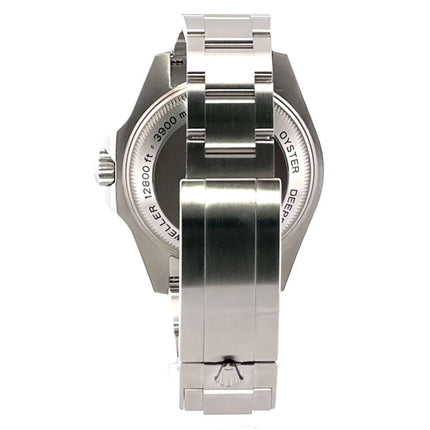 Rückseite des Rolex Sea-Dweller Deepsea 116660 D-Blue, Edelstahlgehäuse mit Heliumventil und Oyster Armband, Sicherheitsfaltschließe.