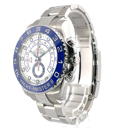 Rolex Yacht-Master II 116680 Edelstahl Uhr mit poliertem und satiniertem Gehäuse, blauer Keramiklünette und weißem Zifferblatt.