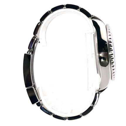 Seitenansicht der Rolex Yacht-Master II 116680 aus poliertem und satiniertem Edelstahl mit blauer Lünette und Oyster-Armband