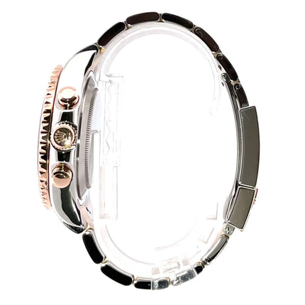 Seitenansicht der Rolex Yacht-Master II 116681 Edelstahl Everose-Gold mit polierter Lünette und Armband im Detail.