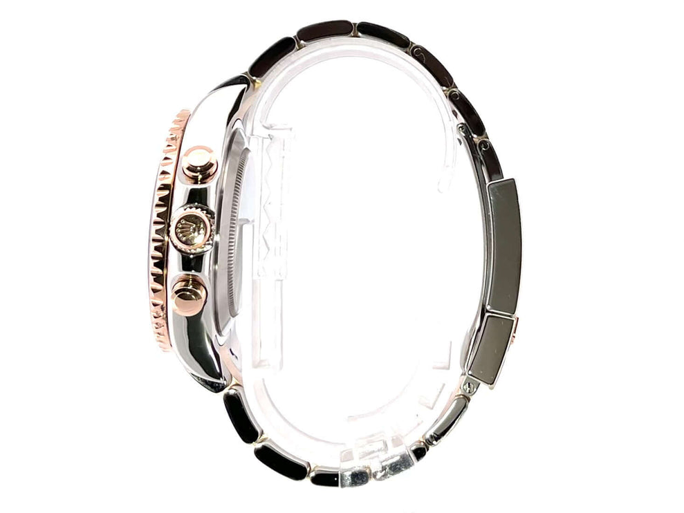 Seitenansicht der Rolex Yacht-Master II 116681 Edelstahl Everose-Gold mit polierter Lünette und Armband im Detail.