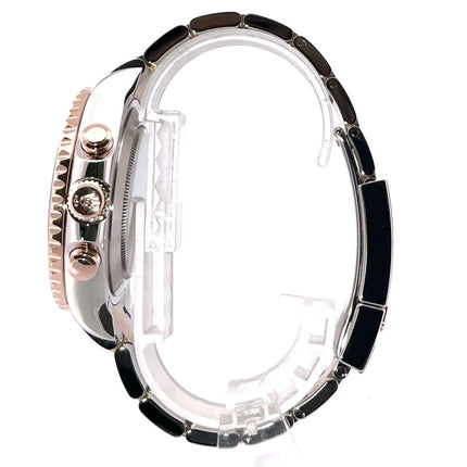 Seitliche Ansicht der Rolex Yacht-Master II 116681 Edelstahl Everose-Gold mit poliertem Gehäuse und Armband