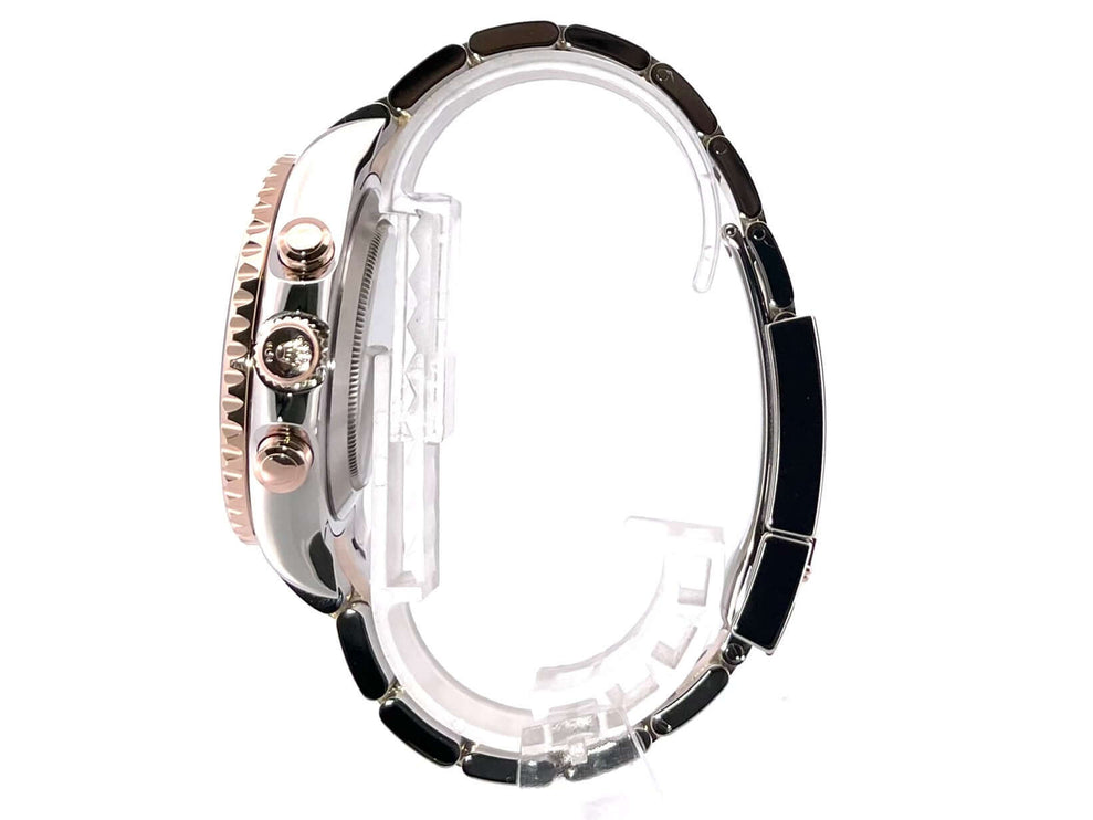 Seitliche Ansicht der Rolex Yacht-Master II 116681 Edelstahl Everose-Gold mit poliertem Gehäuse und Armband