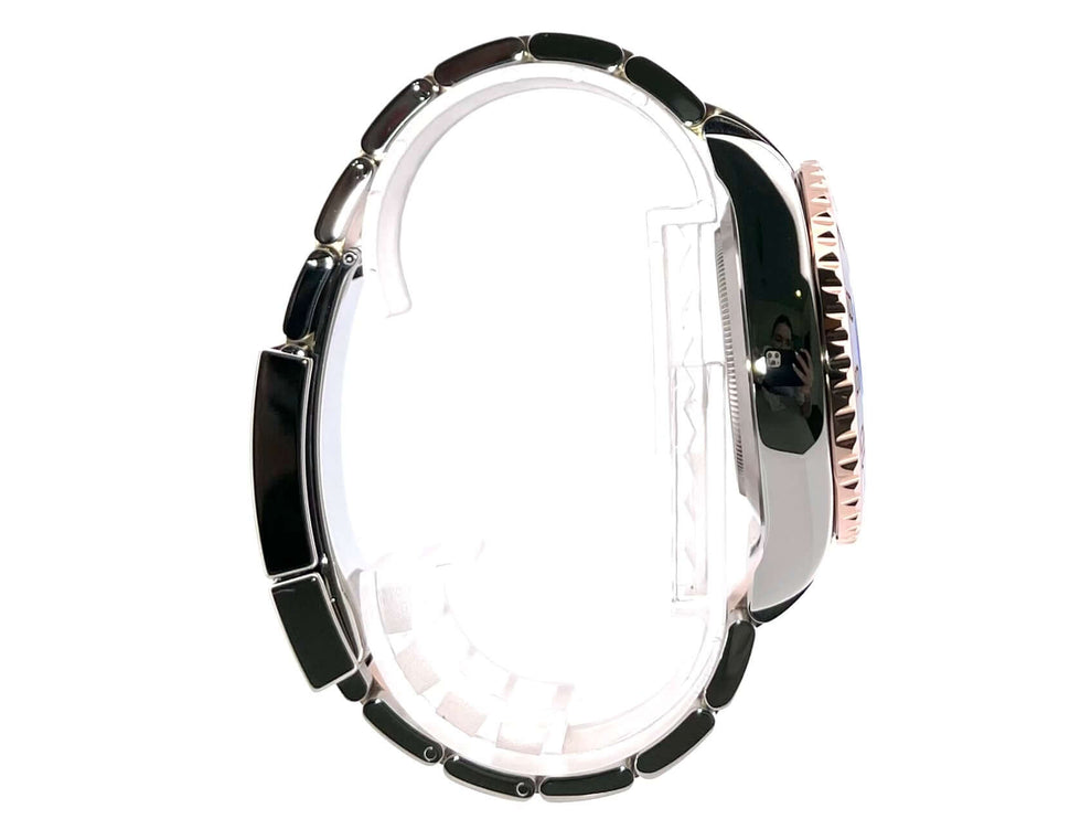 Rolex Yacht-Master II 116681 Seitenansicht des Edelstahl/Everose-Gold Gehäuses mit blauem Keramik-Zahlenscheibe und Oyster Armband