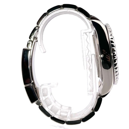 Seitenansicht des Rolex Yacht-Master II 116689 Weißgoldgehäuses und Oyster-Armbands, beide aus 18 kt Weißgold poliert und satiniert.