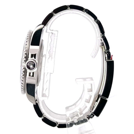 Rolex GMT Master II Edelstahl 116710BLNR Seitenansicht mit schwarz-blauer Keramik Lünette und Oyster Edelstahlband, poliert und satiniert.