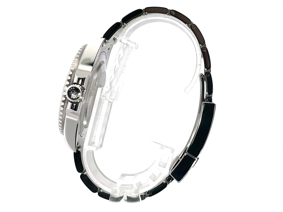 Seitenansicht der Rolex GMT Master II Edelstahl 116710BLNR mit poliertem und satiniertem Edelstahlgehäuse und Band.