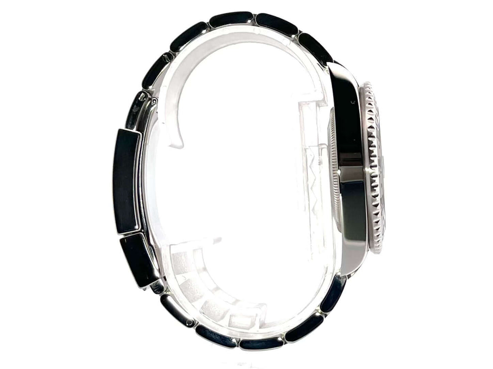 Seitenansicht der Rolex GMT-Master II Edelstahl 116710LN mit schwarzer Keramik Einlage und poliertem Oyster Edelstahlband.