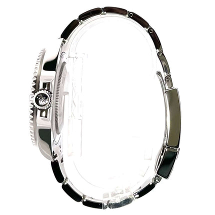 Seitliche Ansicht der Rolex GMT-Master II Edelstahl 116710LN mit poliertem und satiniertem Edelstahlgehäuse sowie Armband.