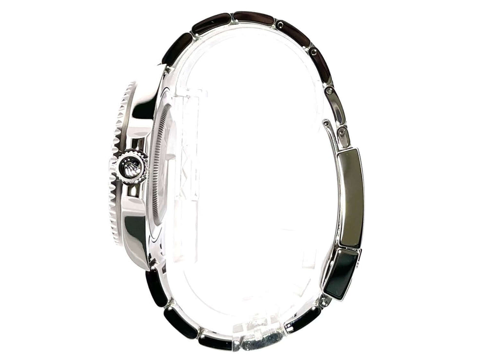 Seitliche Ansicht der Rolex GMT-Master II Edelstahl 116710LN mit poliertem und satiniertem Edelstahlgehäuse sowie Armband.