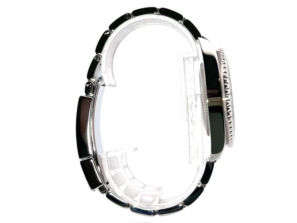 Seitenansicht Rolex GMT-Master II Edelstahl 116710LN mit poliertem und satiniertem Oyster Edelstahlband und geriffelter Lünette