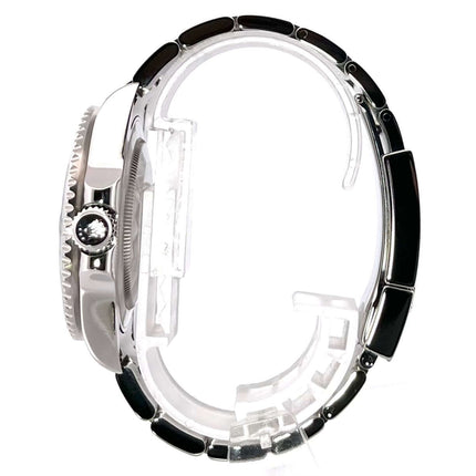 Seitenansicht der Rolex GMT-Master II Edelstahl 116710LN mit poliertem und satiniertem Edelstahlgehäuse, Oyster-Armband und schwarzer Keramik-Lünette