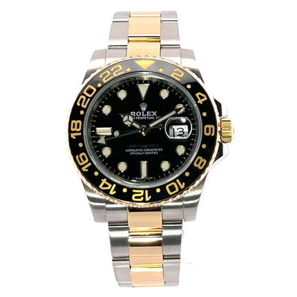 Rolex GMT-Master II 116713LN, Edelstahl und Gelbgold, schwarzes Zifferblatt, poliertes und satiniertes Gehäuse, 24-Stunden-Skala Lünette.