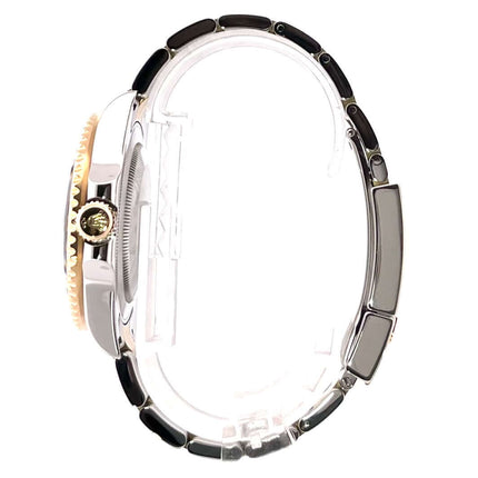 Seitenansicht der Rolex GMT-Master II 116713LN mit Edelstahl- und Gelbgoldgehäuse und poliertem Oyster-Armband