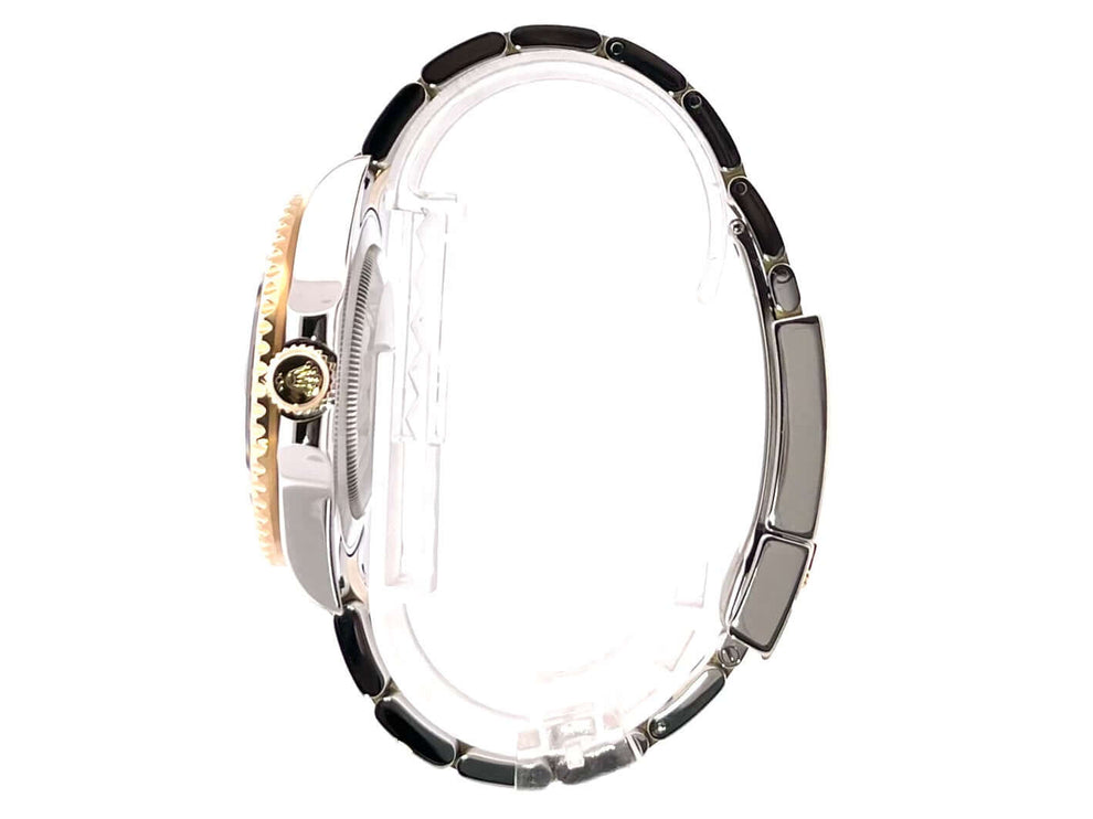 Seitenansicht der Rolex GMT-Master II 116713LN mit Edelstahl- und Gelbgoldgehäuse und poliertem Oyster-Armband