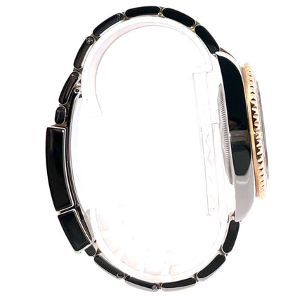 Rolex GMT-Master II 116713LN Seitenansicht, poliertes Edelstahlgehäuse und 18 kt Gelbgold Lünette mit schwarzer Keramikeinlage