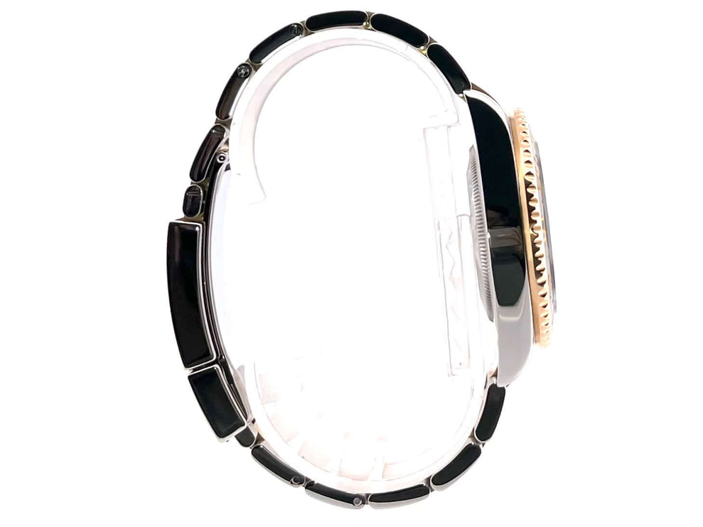 Rolex GMT-Master II 116713LN Seitenansicht, poliertes Edelstahlgehäuse und 18 kt Gelbgold Lünette mit schwarzer Keramikeinlage