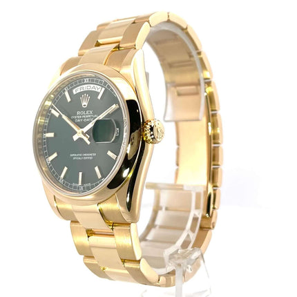 Rolex Day-Date 36 118208 Gelbgold Grün mit grünem Zifferblatt und Oyster Armband aus 18 kt Gelbgold auf weißem Hintergrund