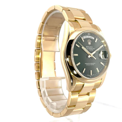 Rolex Day-Date 36 118208 in 18 kt Gelbgold mit grünem Zifferblatt, Leuchtindizes und Oyster Armband.