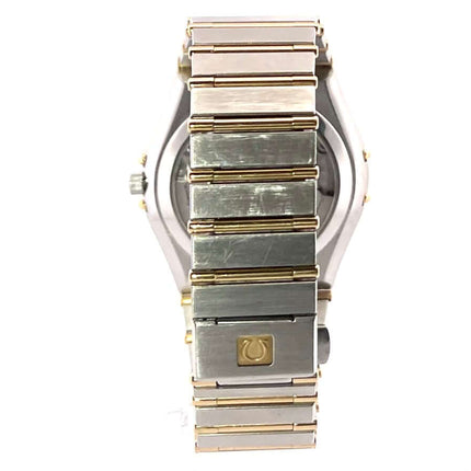 Rückansicht des Omega Constellation 95 Ref. 1202.10.00 mit Edelstahl- und Gelbgoldarmband und Faltschließe