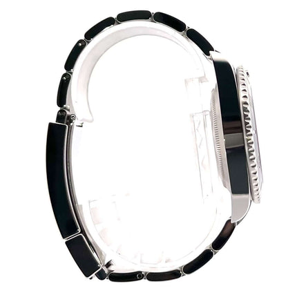 Seitliche Ansicht der Rolex Submariner No Date 124060, Edelstahlgehäuse und -armband, schwarze Lünette, Modell aus 2021.