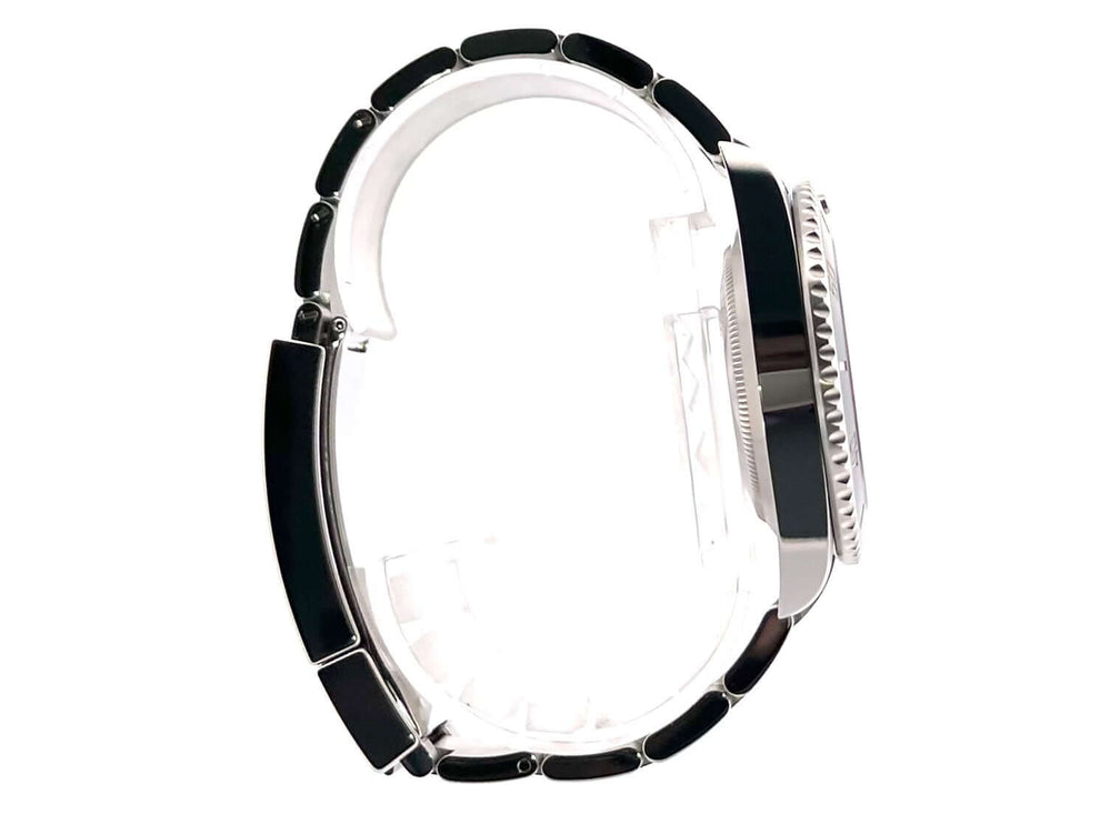 Seitliche Ansicht der Rolex Submariner No Date 124060, Edelstahlgehäuse und -armband, schwarze Lünette, Modell aus 2021.